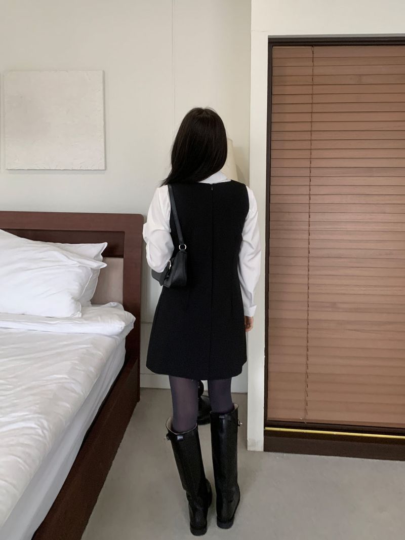Classic Mae Simple Line Two-Pocket Mini Dress