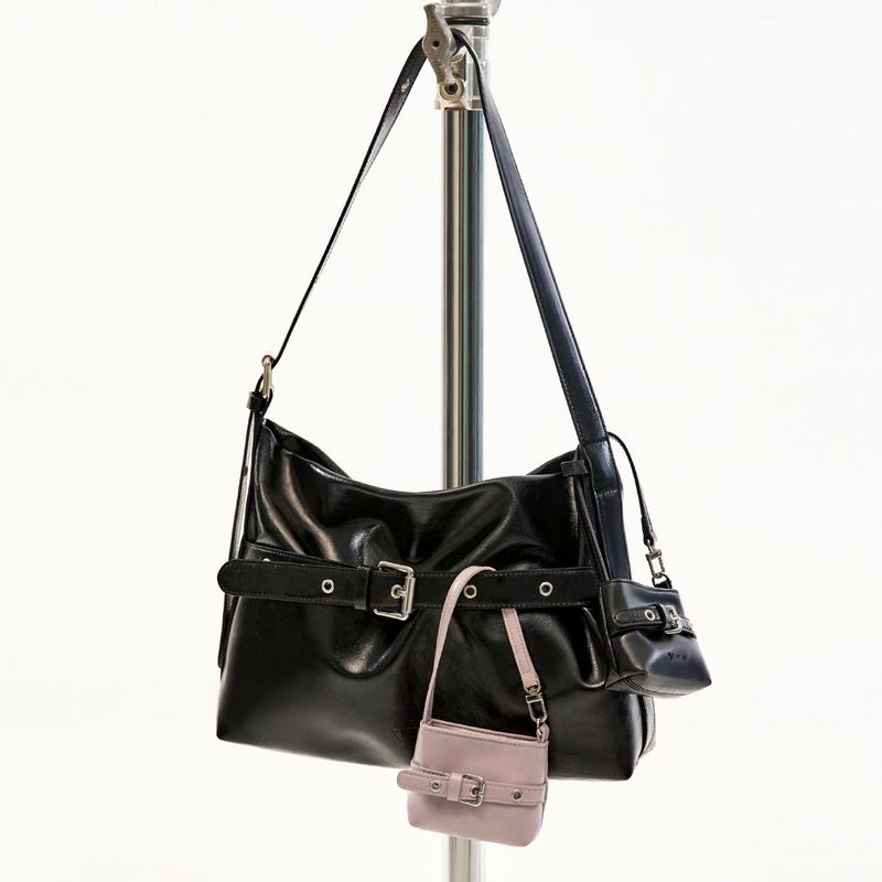 VVV（ブイブイブイ）の「[SET] Medium Buckle Hobo Shoulder Cross Bag _ Black（Bags）」