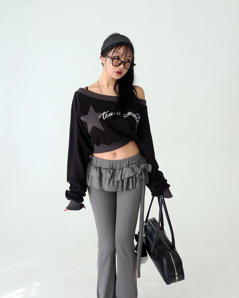 Star patch off-shoulder cropped sweatshirt