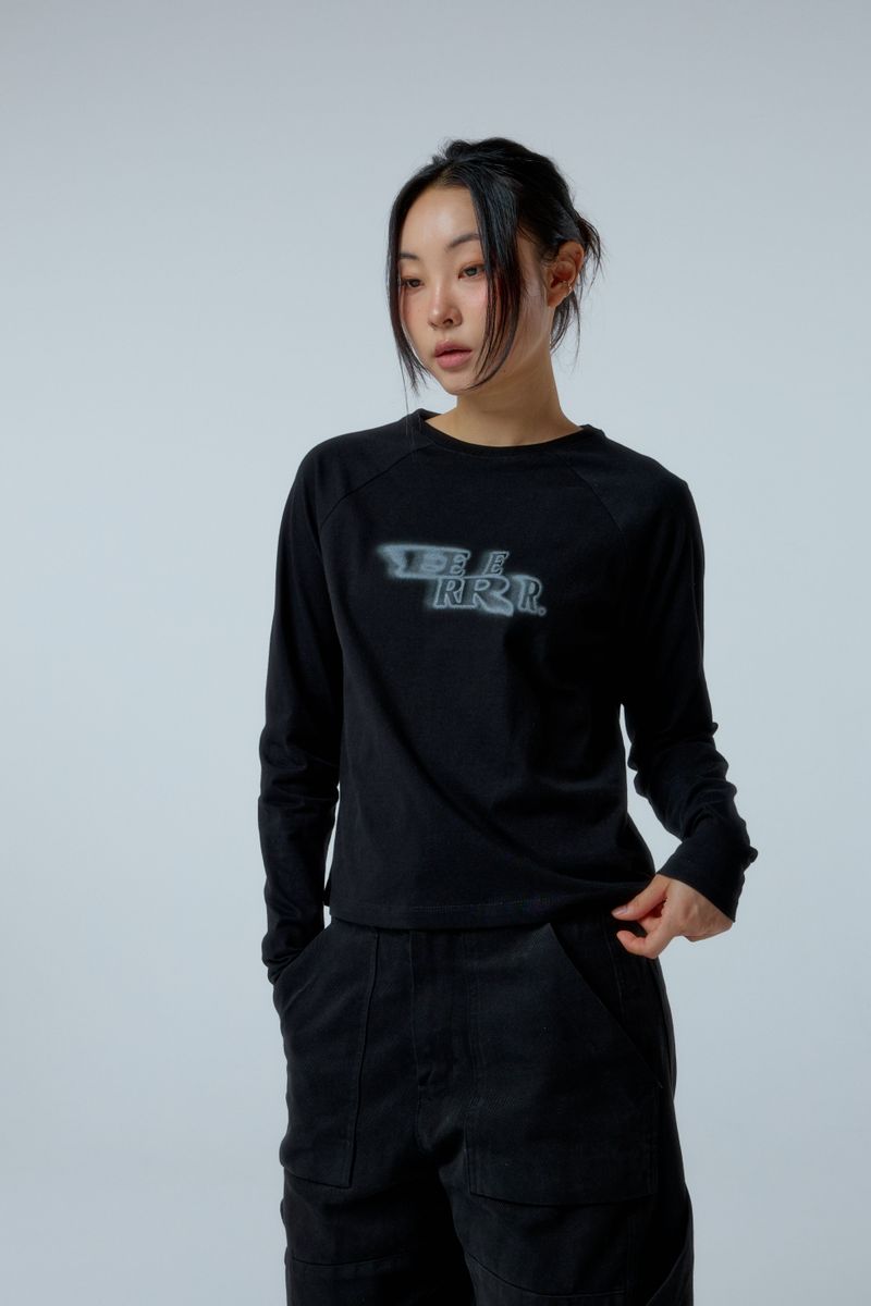 ER(EEERRR)（イーアール）の「EEERRR Distorted ロゴラグランロングスリーブ (ブラック)（トップス）」