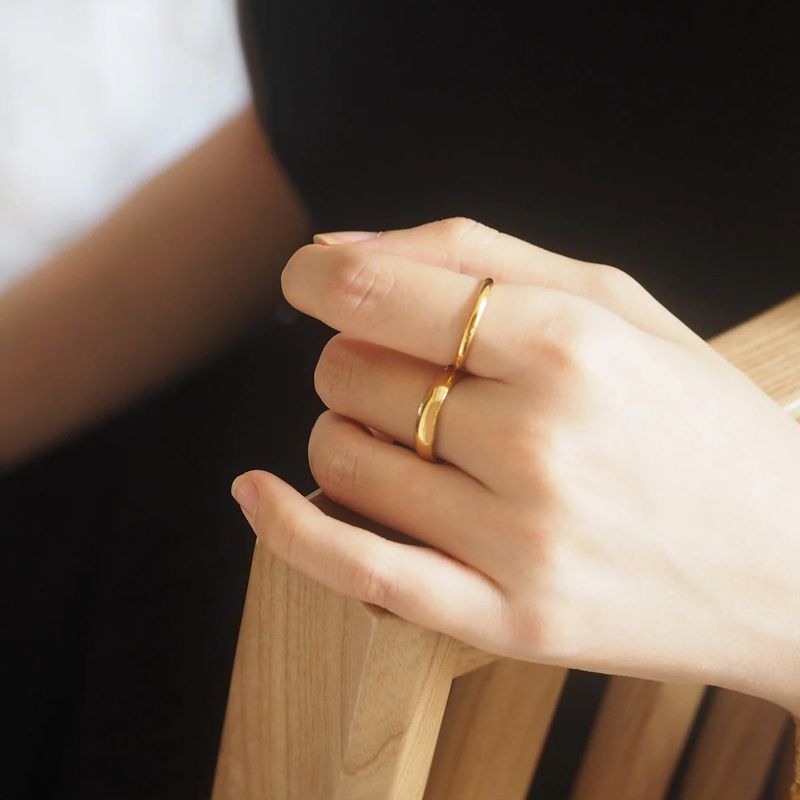 Bille Curved Minimalist Ring