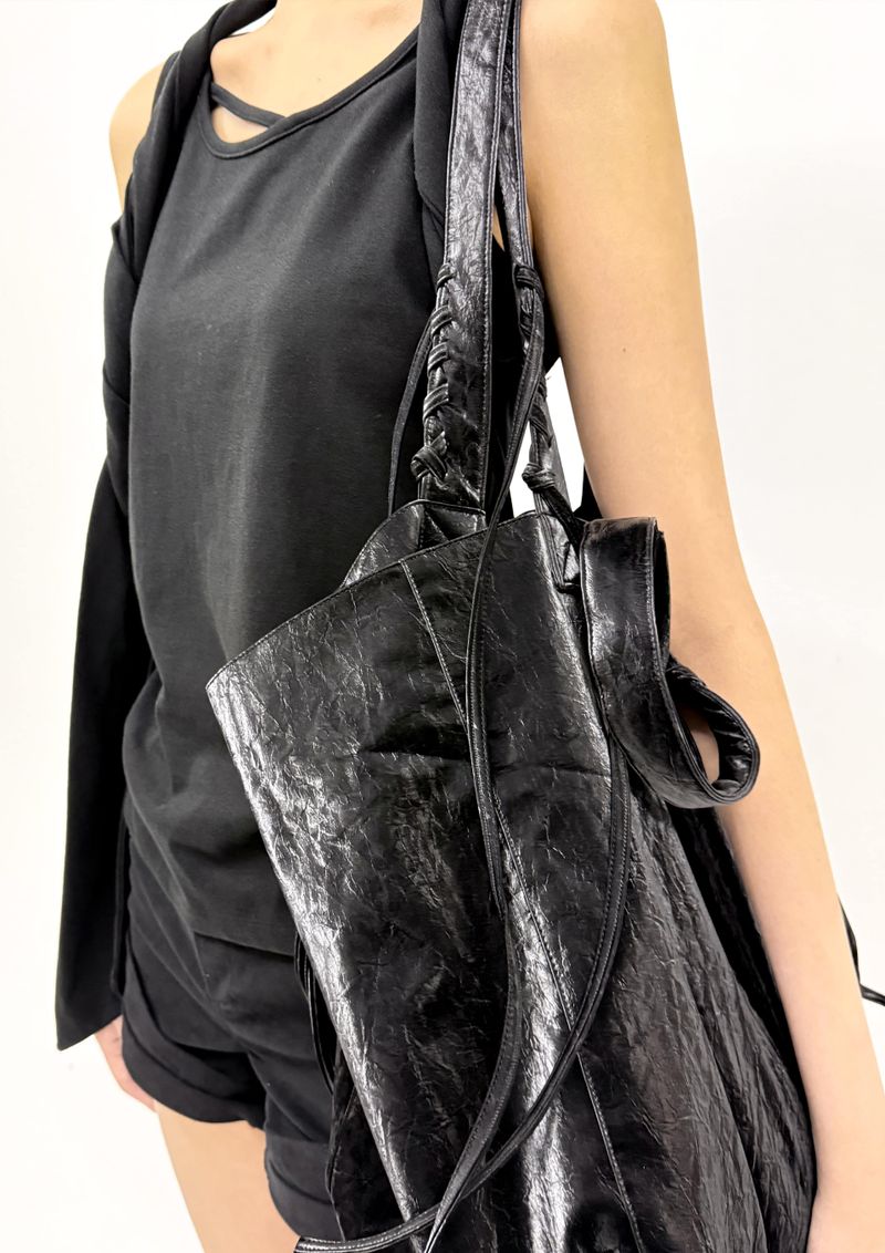  HEXA STRAP TOTE BAG . BLACK