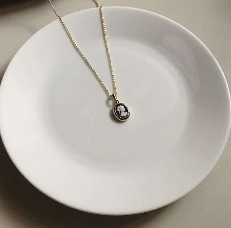 Vintage Mood Cameo petit Necklace [Black]