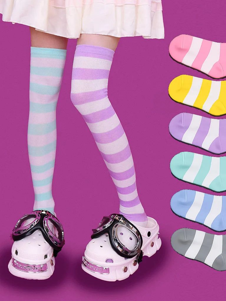 KUO（クーオ）の「キキストライプニーソックス (6color) -ホワイト（ファッション小物）」