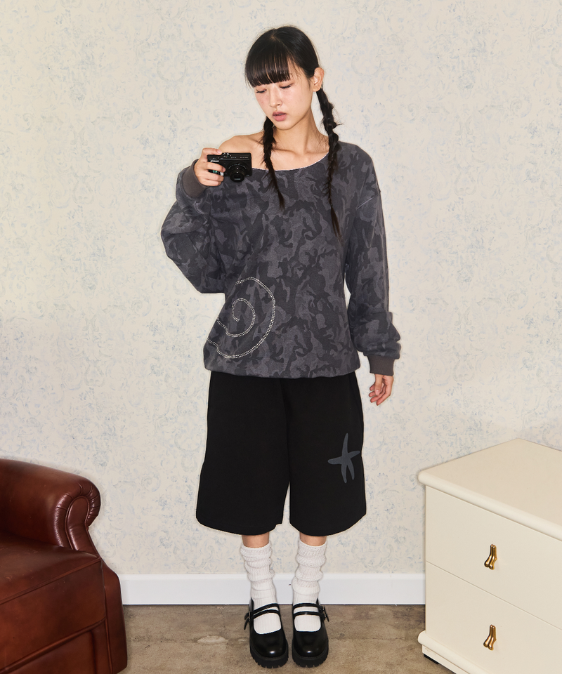 ITZAVIBE(イッザバイブ)の「CAT TAIL CAMO OFF SHOULDER(Tops)」