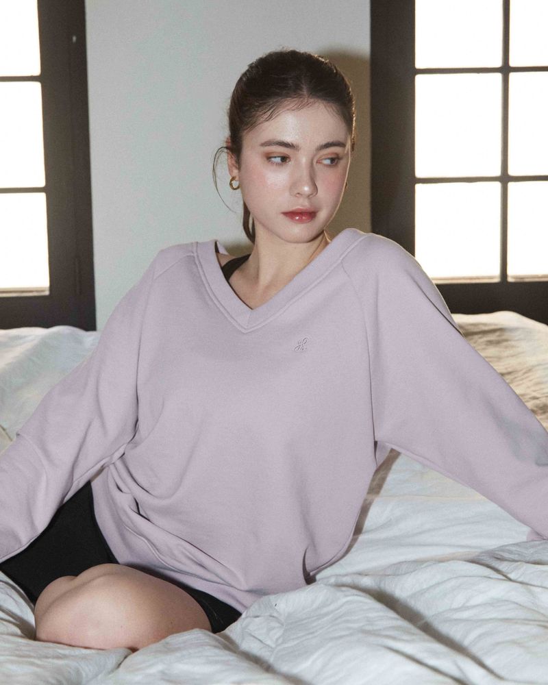 Yuheelee（ユヒリ）の「V-NECK RAGLAN SWEATSHIRT / LIGHT MAUVE（Tops）」