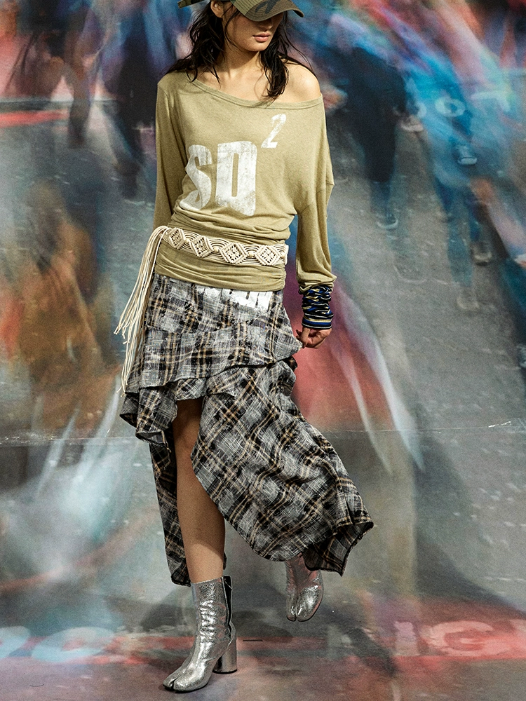 'out of rule'Irregular graffiti printed plaid skirt