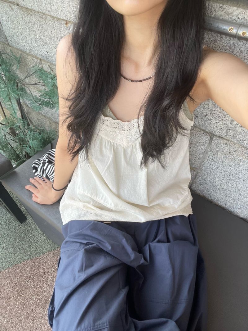 V-neck frill sleeveless