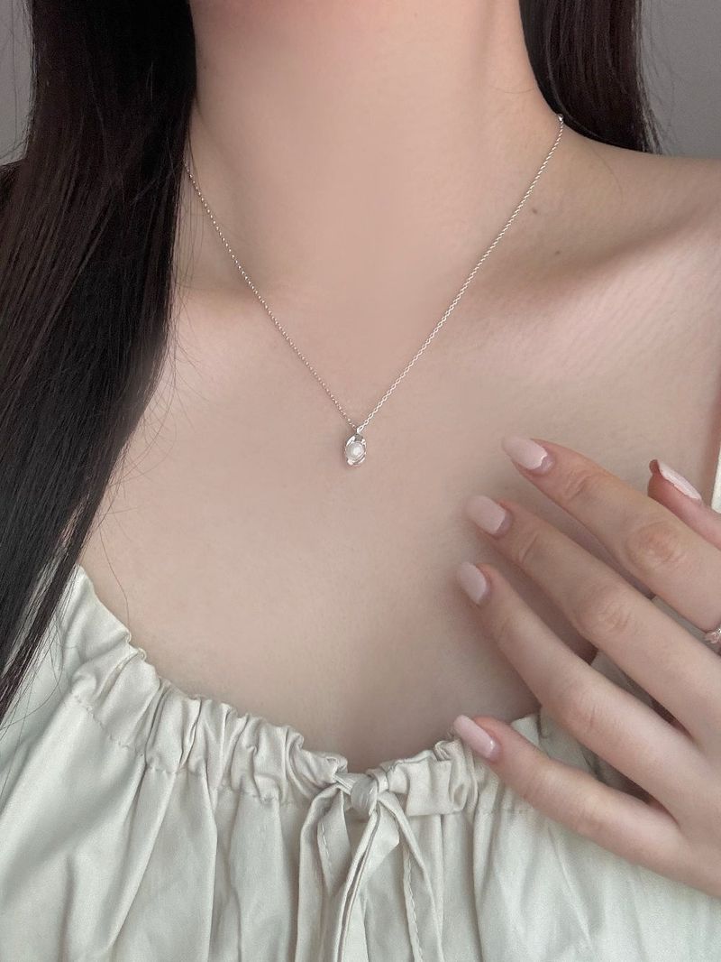 Innocent pearl shell necklace