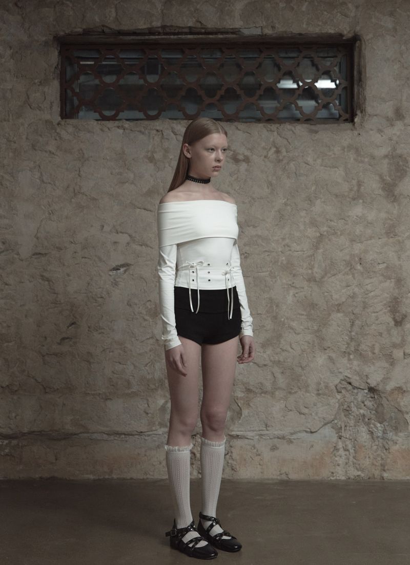 Eyelet off shoulder T (Ivory)