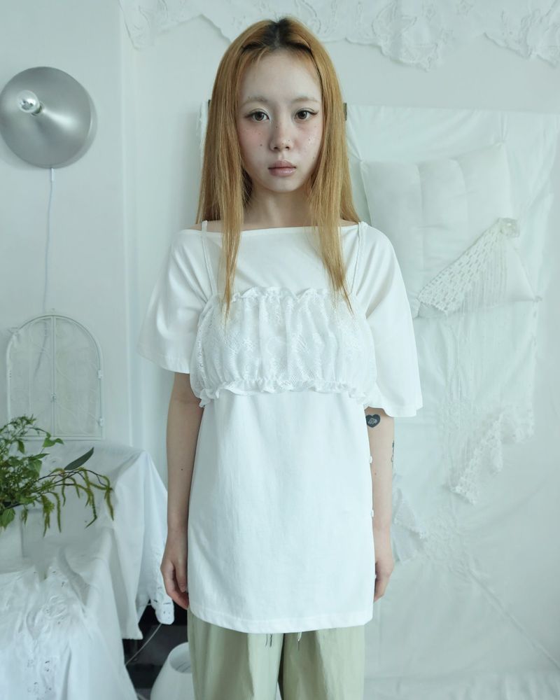 SLOW BUTTON OFF-SHOULDER T-SHIRT