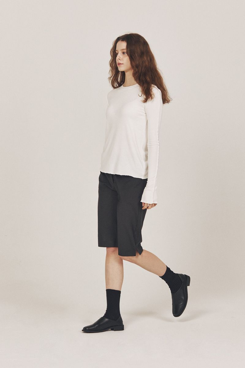 Side-Slit Bermuda pants