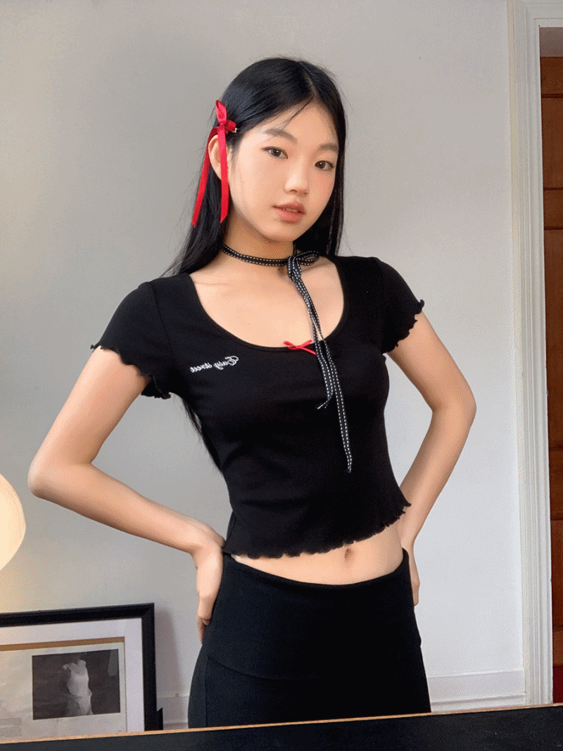dereborujo（ドレボルゾー）の「Snow White Red Bow Frill Short Sleeve Tee（Tops）」