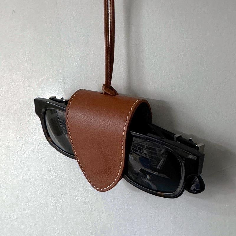 ASCLO（エジュクロ）の「[Real Leather] ステッチクリップサングラスホルダー（ファッション小物）」
