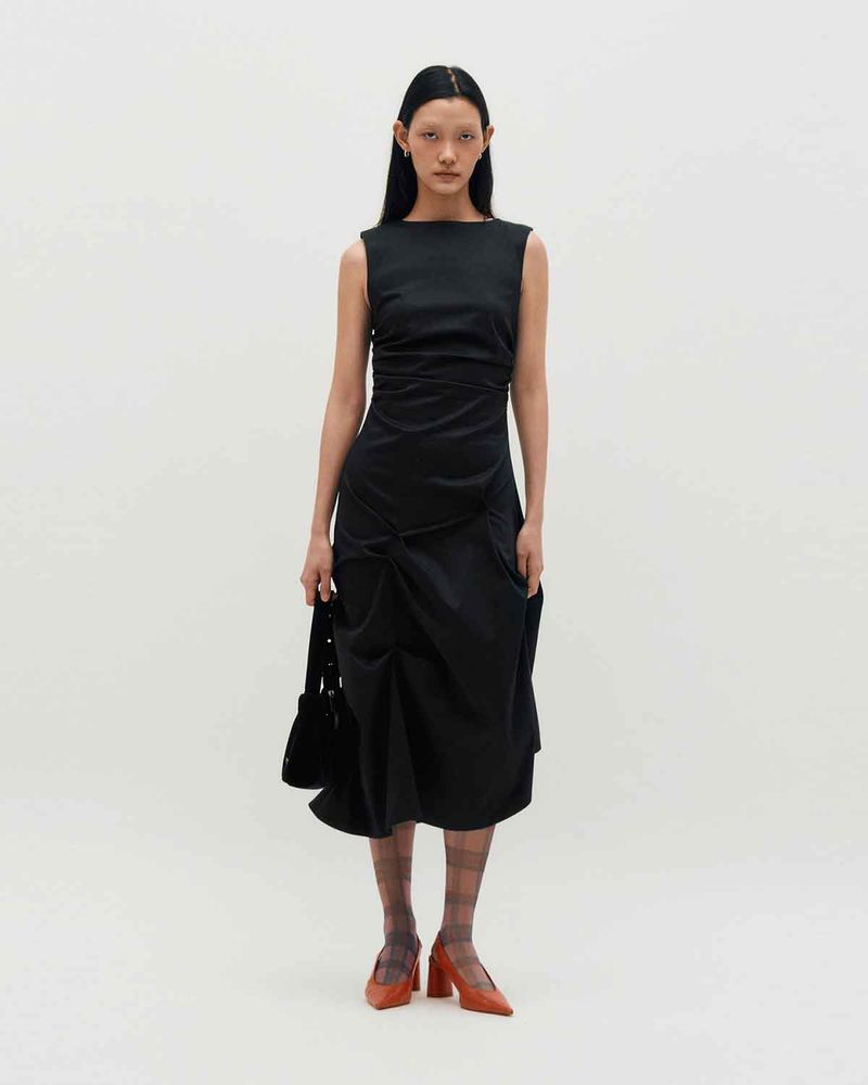 KIMZISU(キムジス)の「DOZI - Sleeveless Pinched Long Dress _ BLACK(Dresses)」