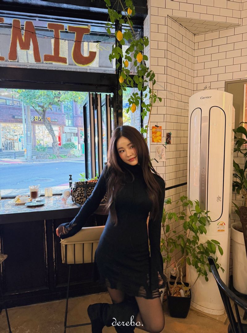 lip-mood black half-turtleneck dress