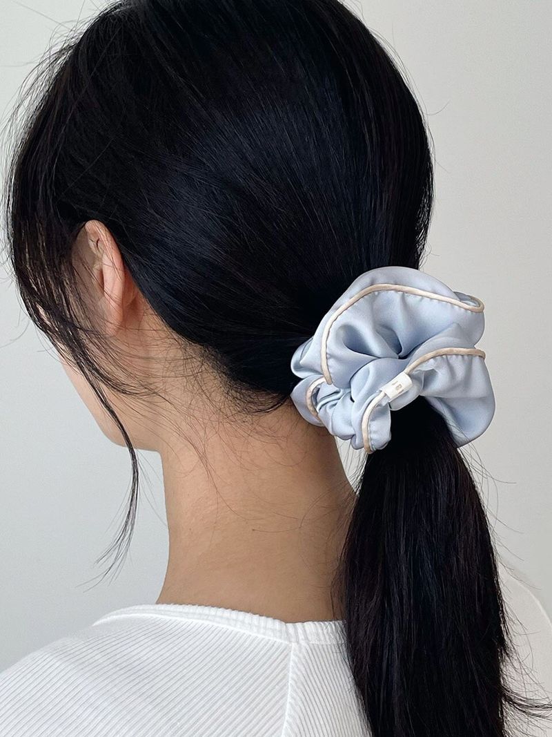 oar（オーエーアール）の「ジェニーサテンシュシュ [ブルー]（ヘアアクセサリー）」