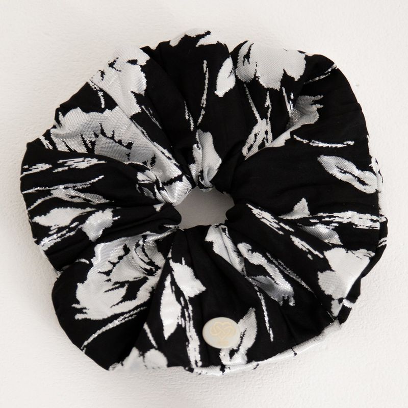 poie（ポイエ）の「シルバージャガードスクランチ(black)（ヘアアクセサリー）」