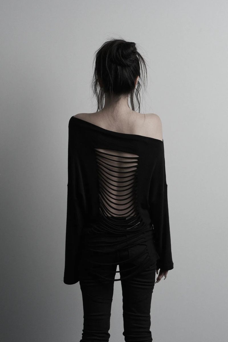 [label] back damage off-shoulder top (black)