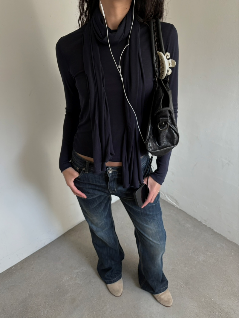 Angela muffler T-shirt