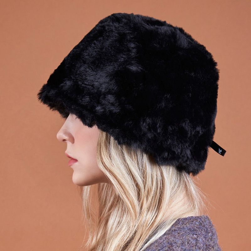 VARZAR（バザール）の「Fur Long Label Solid Drop Bucket Hat Black（Hats）」