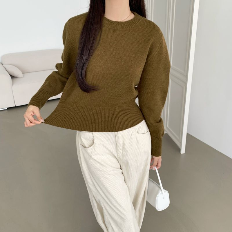セミクロップドニットウェア for in-between seasons