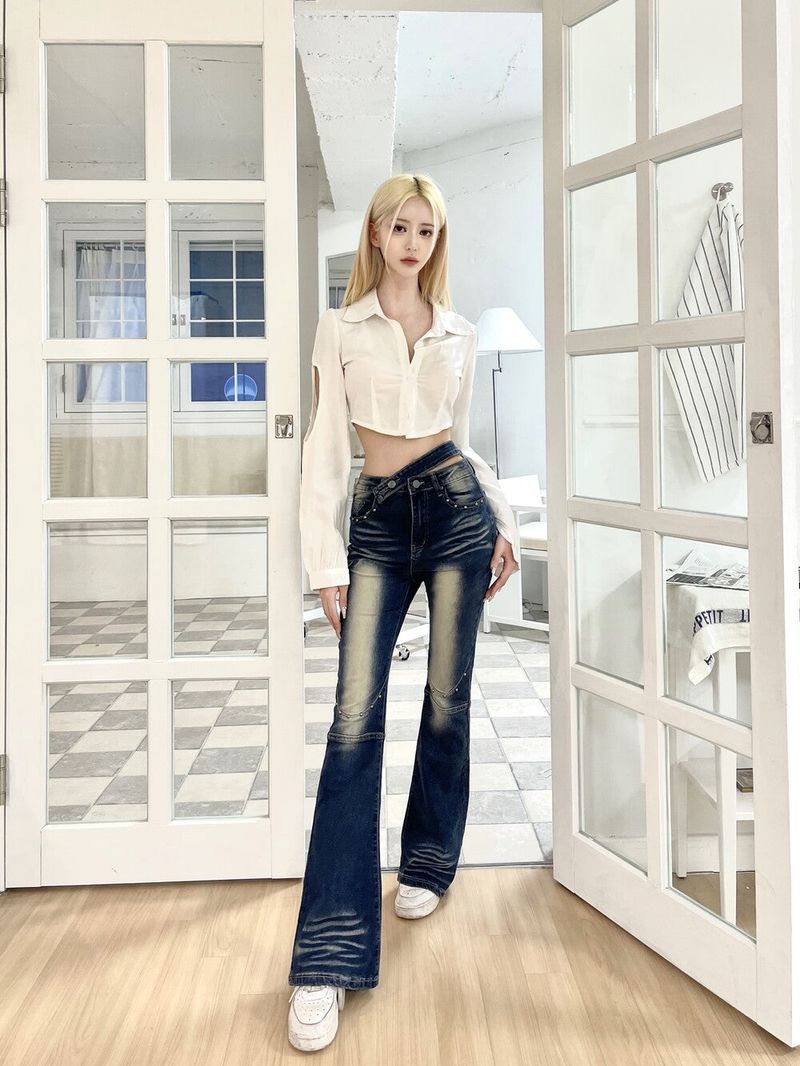 1265. Hole white crop shirts
