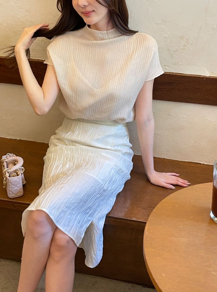 Belloe Half-neck Pleated Short-sleeve T-blouse