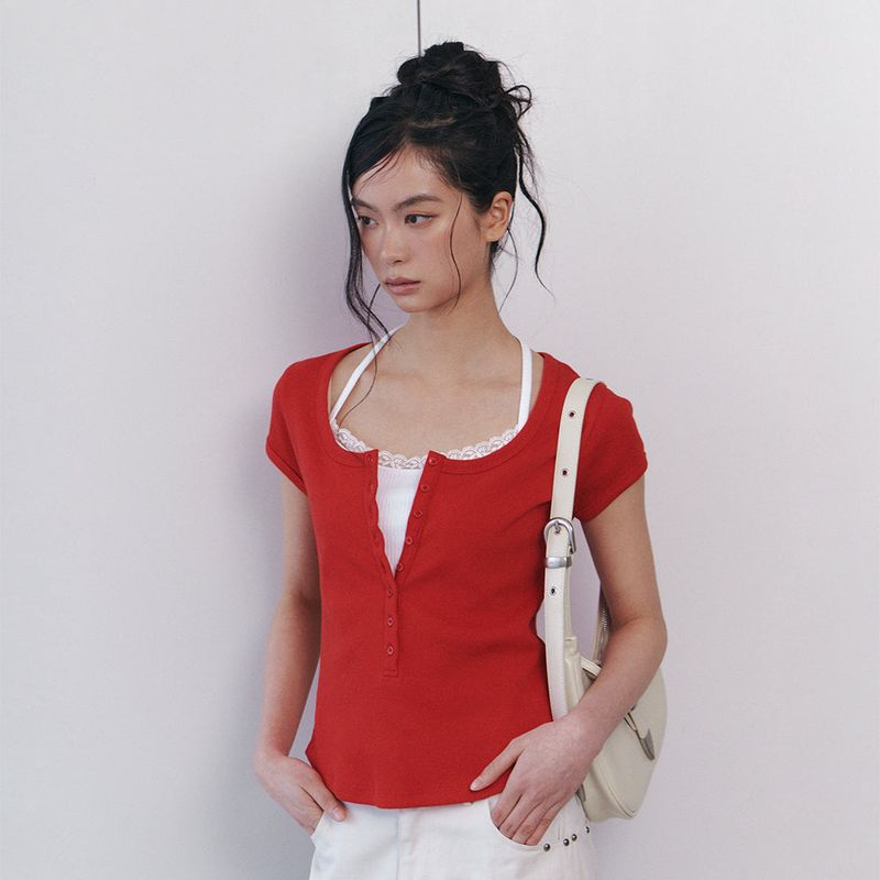 C SCOOP NECK BUTTON FRONT T-SHIRT_RED