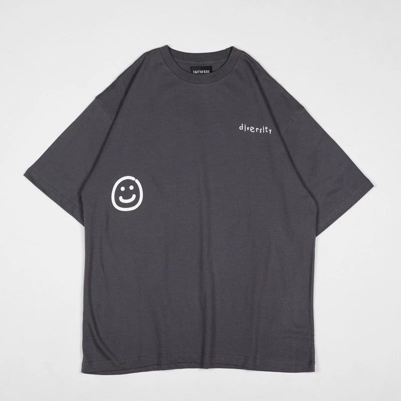 Faith Fade（フェイス フェイド）の「FAITH FADE - Diversity オーバーサイズTシャツ (ダークグレー)（トップス）」