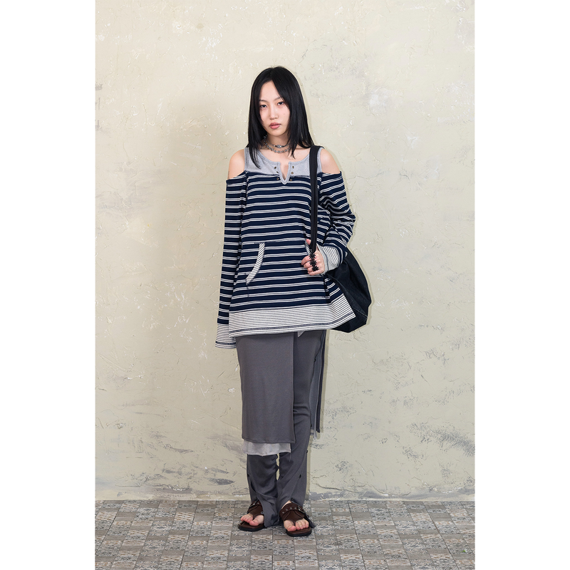 OVERLOCKED OFF-SHOULDER T-SHIRT: ST.NAVY