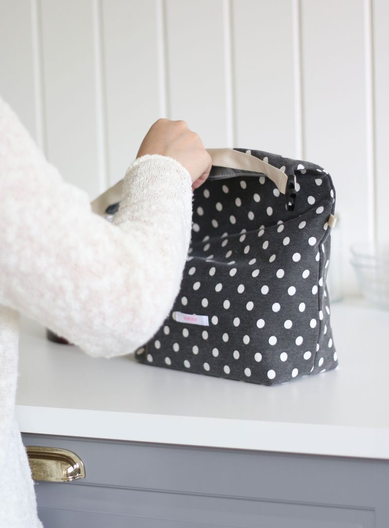 cozy lunch bag - black dot