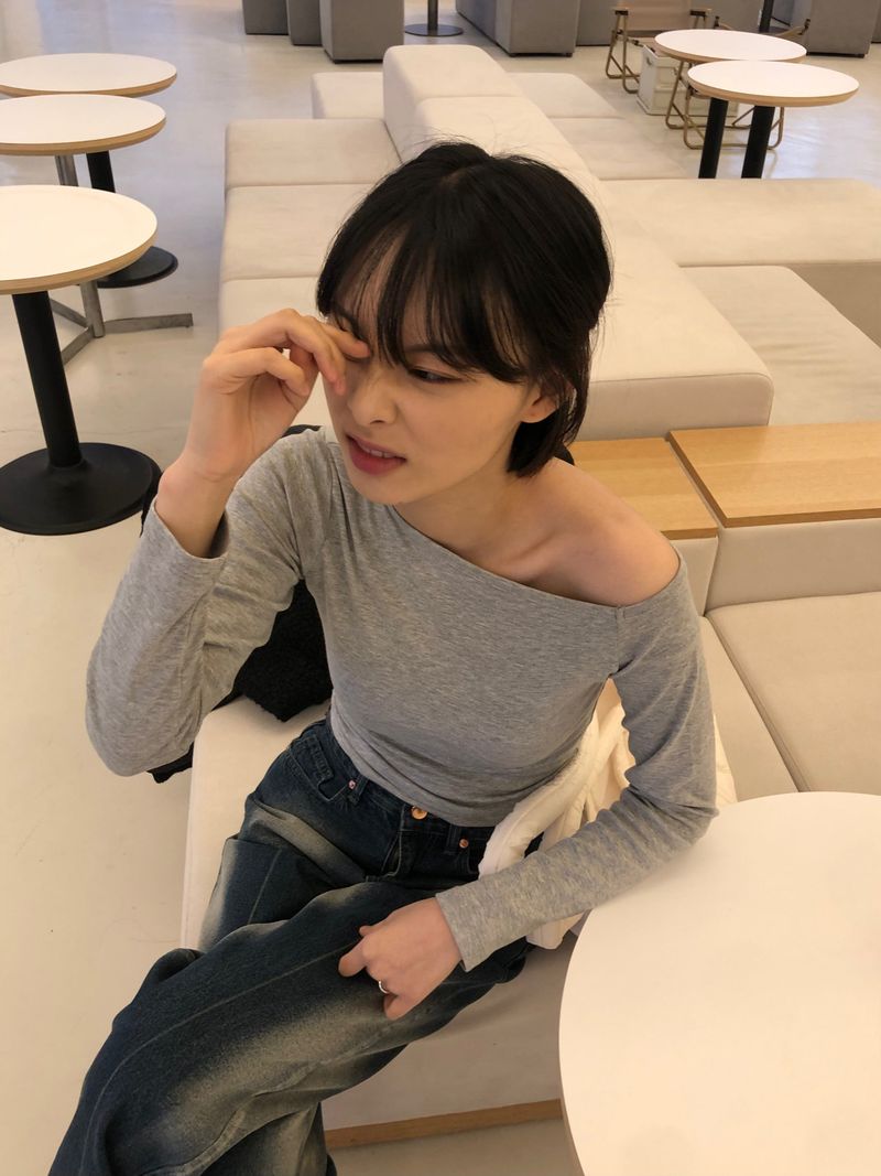 Funny diagonal slim off-shoulder T