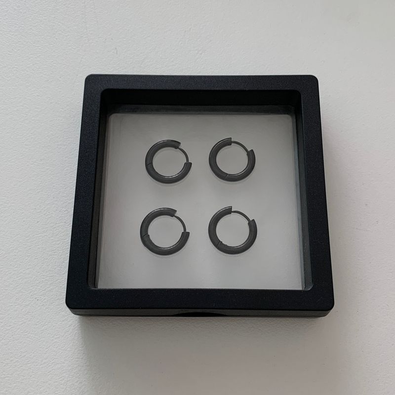 BUZZERBE（ブザービー）の「surgical black earring（Accessories）」