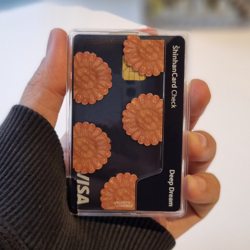 quattrocomma(クアトロコンマ)の「Korean traditional snack MagSafe transparent card wallet(Smartphone Accessories)」