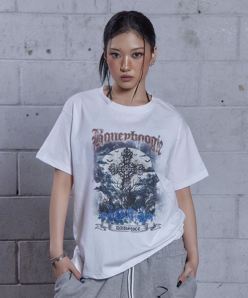 DAUSPICE(DUC)（ダウスピス）の「(DUC) BB クロスグラフィックTシャツ ホワイト（トップス）」
