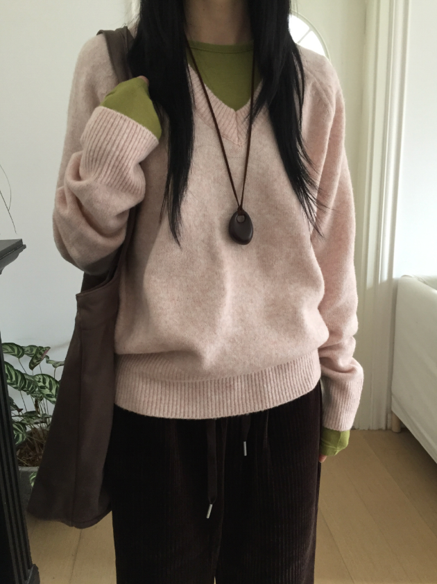 howu（ハウユ）の「セイヤルーズフィットVネックカラーニット（6c）（Tops）」