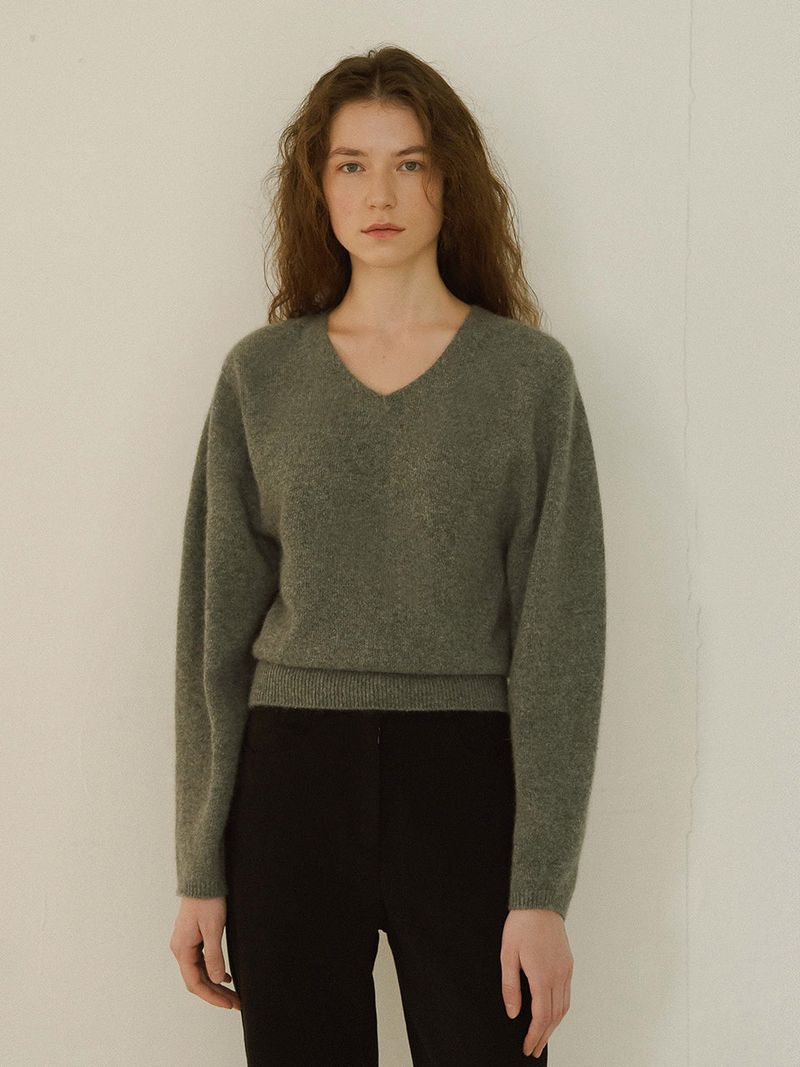 URAGO（ユラゴ）の「Raccoon v-neck knit（Tops）」