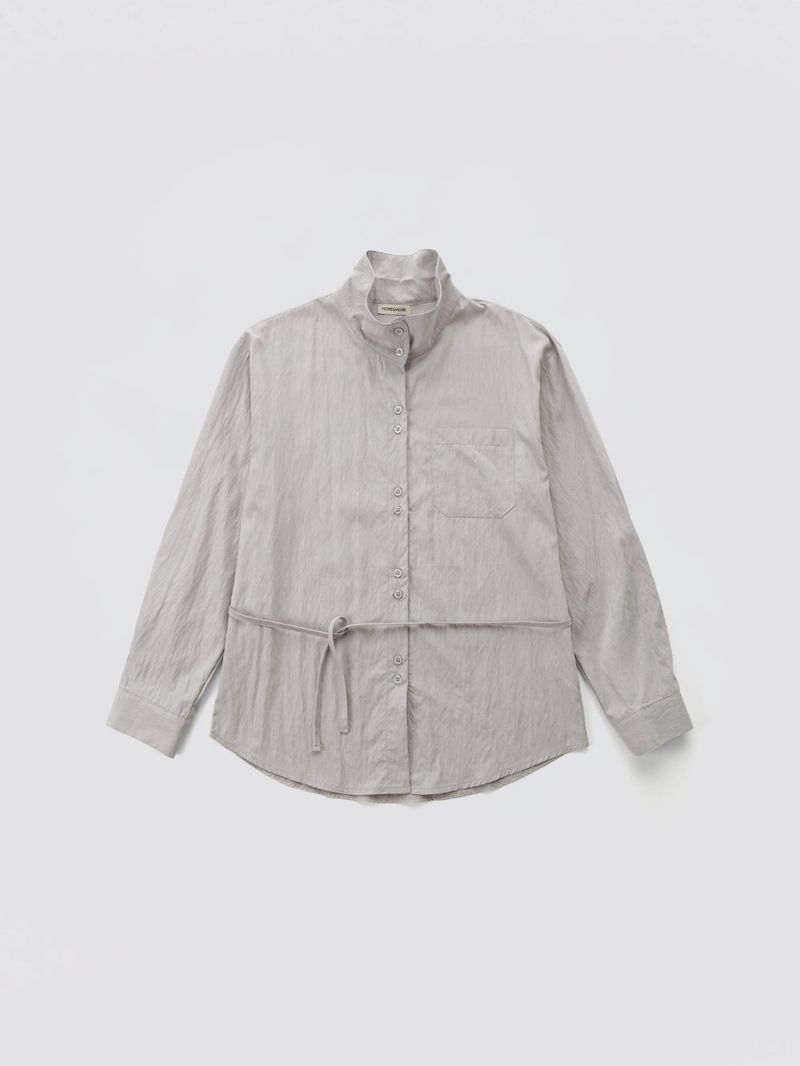 HOPESMORE(ホープスモア)の「Urban High-neck String Shirt_Grey(Tops)」