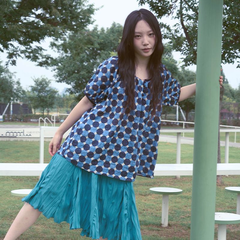 KOOKEESEE（クキシ）の「カクテルドットブラウス (Blue)（トップス）」