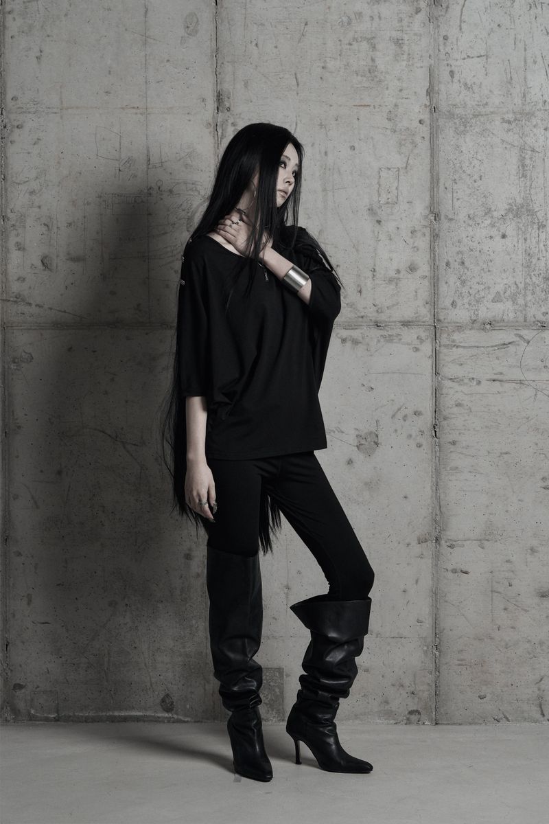 [label] metal button loose drape top BLACK