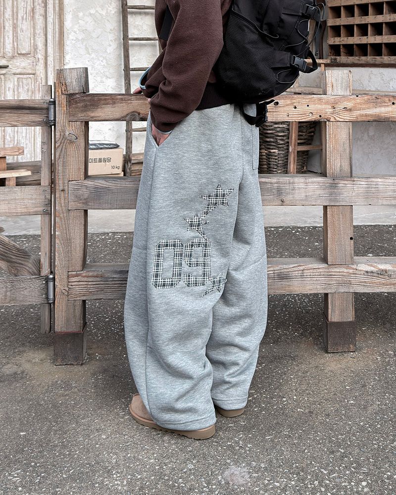 JIIGEUM（ジグム）の「ノヴァー バックパッチ フリース スウェットパンツ（パンツ）」