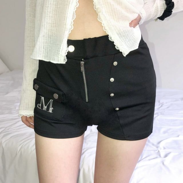 MUCENT（ムセント）の「アベリンメタルロゴリベットポイントポケットショートパンツ（パンツ）」