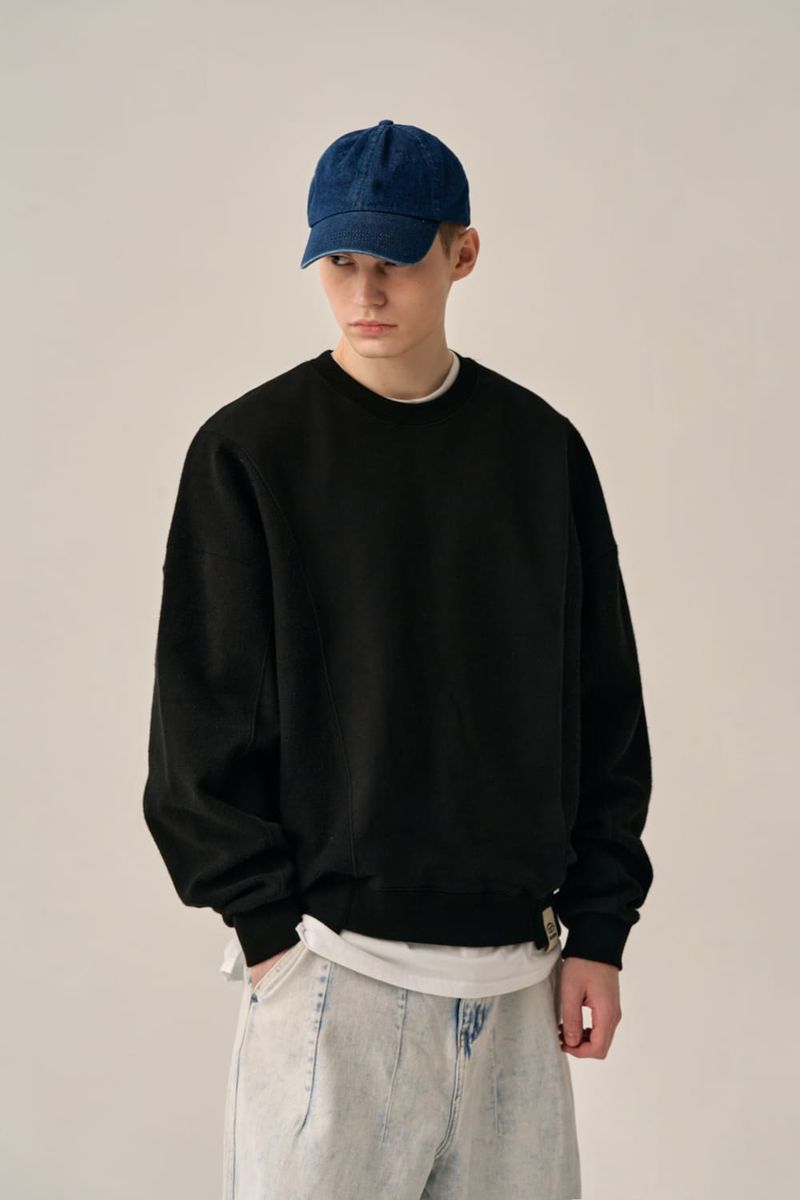 REVERSE PATTERN SWEATSHIRT-BLACK