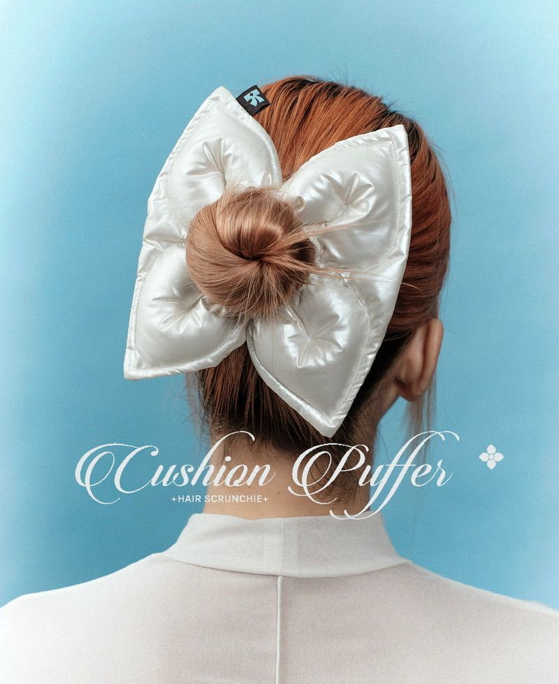 KOKOOKY（KOKOOKY ｜ ココーキー）の「クッションパファーヘアシュシュ - パールホワイトver.（ヘアアクセサリー）」