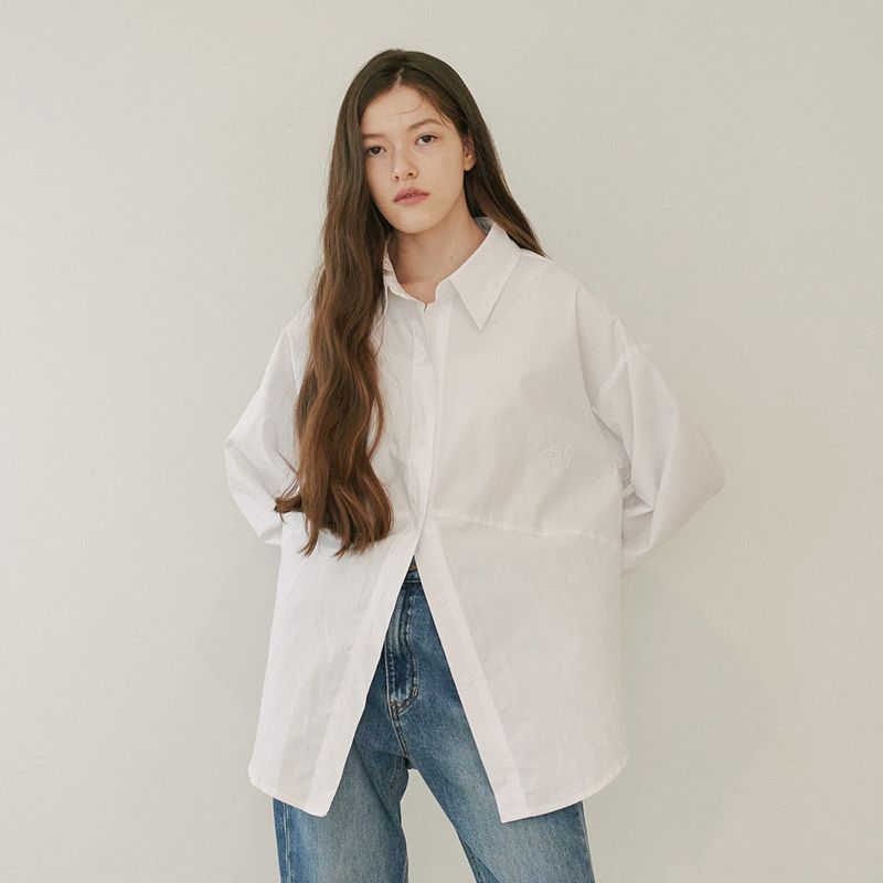 TMO BY 13MONTH(ティーエムオーバイサーティーンマンス)の「OVERSIZED LOGO SHIRT (WHITE)(Tops)」