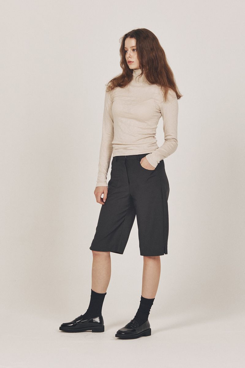 Side-Slit Bermuda pants