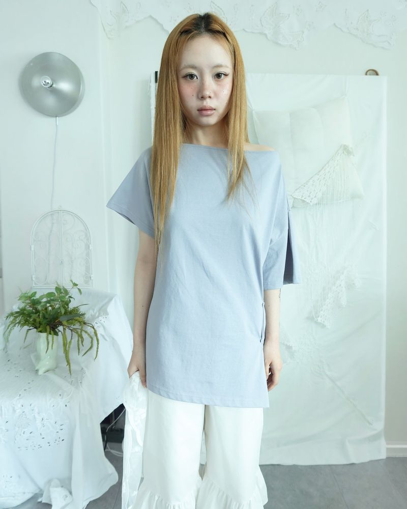 SLOW BUTTON OFF-SHOULDER T-SHIRT