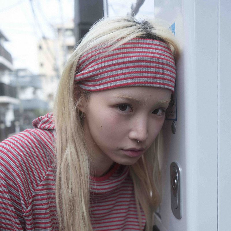 KOOKEESEE（クキシ）の「ストライプワッフルヘッドバンド (レッド/グレー)（ヘアアクセサリー）」