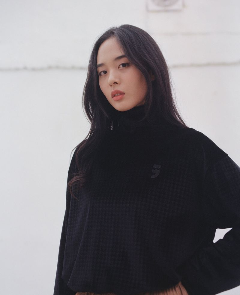 HOUNDS-TOOTH VELVET TURTLE-NECK TEE (Black)
